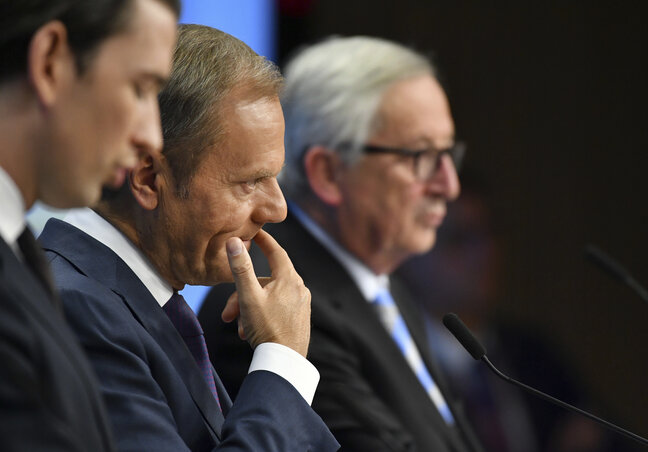 Az uniós elnöklő Ausztria képviselőjeként Sebastian Kurz kancellár, Donald Tusk, az ET elnöke és Jean-Claude Juncker, EB/elnök a csúcsértekezletet záró sajtókonferencián (fotó: AP/Beta)