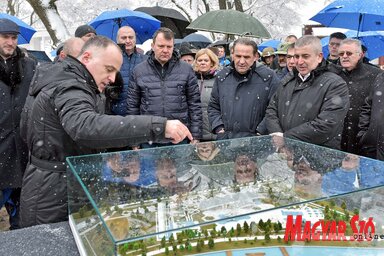Nebojša Daraboš a wellnessközpont makettjét mutatja Igor Mirovićnak, Rasim Ljajićnak és Bogdan Labannak (Gergely Árpád felvétele)