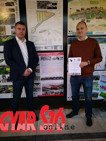 Predrag Radivojević, a közvállalat igazgatója, és Törteli Károly az elismerés átvétele után (patyi Szilárd felvétele)