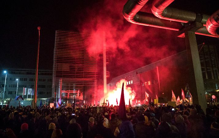 Az önkéntes túlmunka idő bővítéséről szóló törvény ellen demonstrálók az MTVA Kunigunda utcai székházánál (Fotó: MTI/Mohai Balázs)