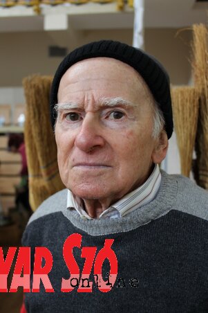 Feri bácsi 65 éve foglalkozik söprűkészítéssel (Szabó Nóra felvétele)