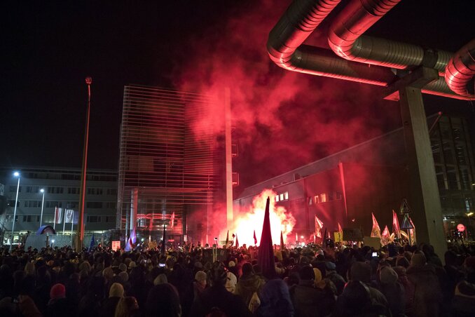 Tüntetés vasárnap este az MTVA székháza előtt (fotó: MTI)