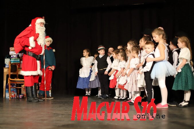 Télapó a bácsfeketehegyi karácsonyi műsoron (Lakatos János felvétele)