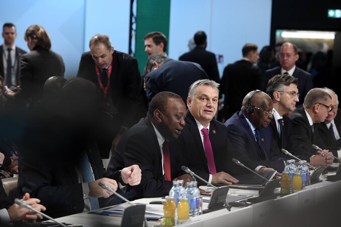 Orbán Viktor magyar miniszterelnök (k) az EU-Afrika Fórumon a bécsi Ausztria Központban (Fotó: MTI/Koszticsák Szilárd) Orbán Viktor magyar miniszterelnök (k) az EU-Afrika Fórumon a bécsi Ausztria Központban (Fotó: MTI/Koszticsák Szilárd)