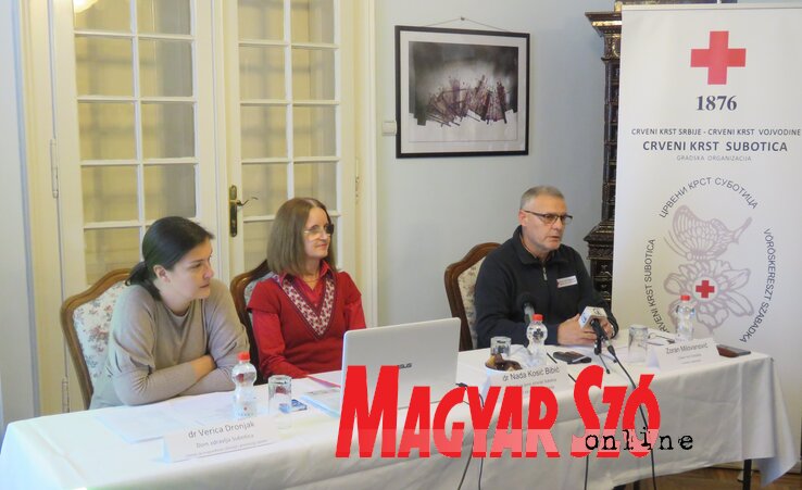 Dr. Verica Dronjak, dr. Nada Kosić Bibić és Zoran Milovanović a sajtótájékoztatón (Fotó: Patyi Szilárd) Dr. Verica Dronjak, dr. Nada Kosić Bibić és Zoran Milovanović a sajtótájékoztatón (Fotó: Patyi Szilárd)