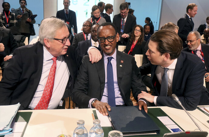 Jean-Claude Juncker, az Európai Bizottság elnöke, Paul Kagame ruandai elnök, az Afrikai Unió jelenlegi elnöke és Sebastian Kurz osztrák kancellár a bécsi konferencián (fotó: AP/Beta)