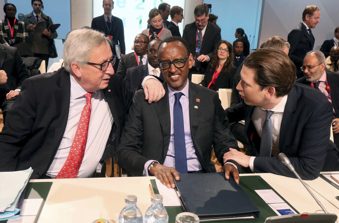 Jean-Claude Juncker, az Európai Bizottság elnöke, Paul Kagame ruandai elnök, az Afrikai Unió jelenlegi elnöke és Sebastian Kurz osztrák kancellár a bécsi konferencián (fotó: AP/Beta) Jean-Claude Juncker, az Európai Bizottság elnöke, Paul Kagame ruandai elnök, az Afrikai Unió jelenlegi elnöke és Sebastian Kurz osztrák kancellár a bécsi konferencián (fotó: AP/Beta)