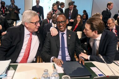 Jean-Claude Juncker, az Európai Bizottság elnöke, Paul Kagame ruandai elnök, az Afrikai Unió jelenlegi elnöke és Sebastian Kurz osztrák kancellár a bécsi konferencián (fotó: AP/Beta)