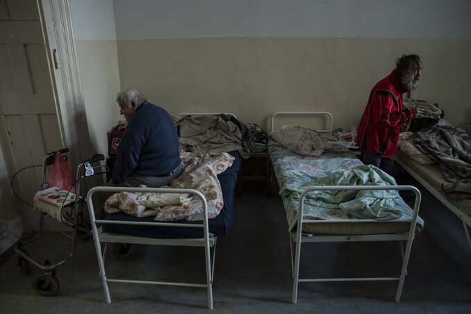 Emberek a hajléktalanszállóban (fotó: MTI)