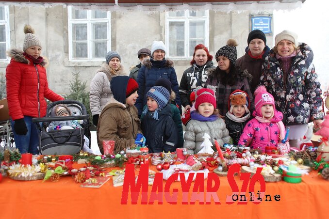 A gazdászati ovisok és szüleik a piacon (Lakatos János felvétele)