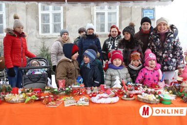 A gazdászati ovisok és szüleik a piacon (Lakatos János felvétele)