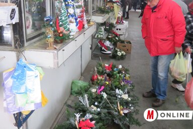 A fenyőfakoszorú ára 150 és 500 dinár között alakul (Fotó: Patyi Szilárd)