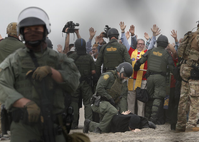 Az amerikai határőrség fegyveresei a közép-amerikai migránsok meghurcolása és kitoloncolása ellen tiltakozókat tartóztat le a San Diegó-i parton (fotó: AP/Beta)