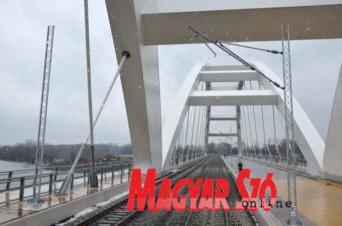 A Belgrád–Budapest gyorsvasút szerves részét képezi Újvidéknél az új Žeželj-hídon áthaladó sínpár is (Fotó: Dávid Csilla (Archív))