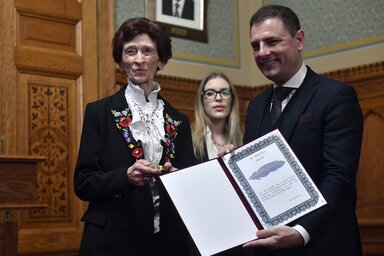 Hódi Éva vajdasági pedagógus átveszi a Magyar Nyelvőr Díjat Tuzson Bencétől, a Miniszterelnökség közszolgálatért felelős államtitkárától az Országházban.Hódi Éva az adai középiskolában tanított, majd a Szarvas Gábor Könyvtár vezetője, később igazgatója volt, a Szarvas Gábor Nyelvművelő Egyesület elnöke (Fotó: MTI/Máthé Zoltán)