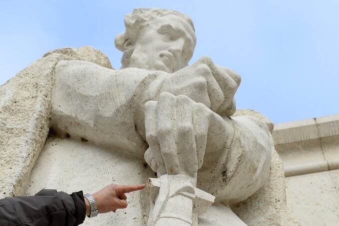 A Széchenyit ábrázoló szobor kardmarkolatának két kiálló végét letörték (fotó:MTI) A Széchenyit ábrázoló szobor kardmarkolatának két kiálló végét letörték (fotó:MTI)