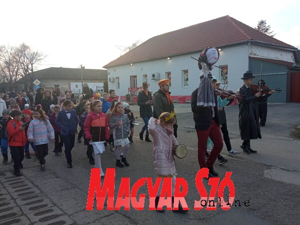 A gyermekek hangoskodással űzték el a telet (Kancsár Izabella felvétele) A gyermekek hangoskodással űzték el a telet (Kancsár Izabella felvétele)