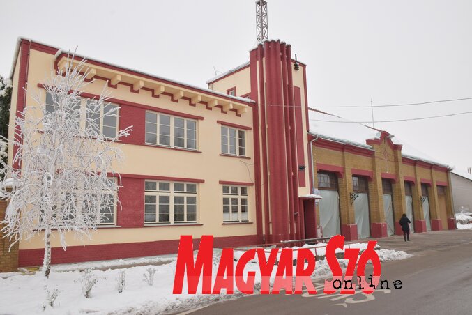 A tűzoltóotthon nagy és reprezentatív épülete Magyarkanizsának (Puskás Károly felvétele)