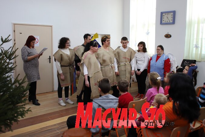 Az izidás gyerekek és fiatalok pásztorjátéka (Lakatos János felvétele)