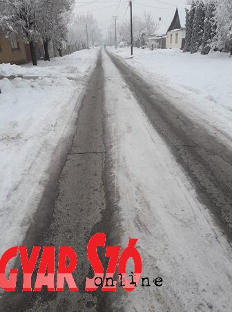 A község legtöbb utcájáról nem sikerült eltakarítani a havat (Fotó: Mausz László)