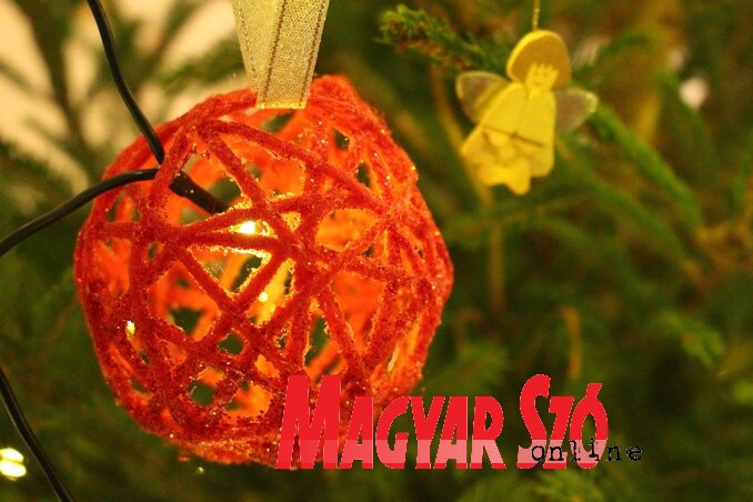 Hagyományos és modern díszek a tavalyi, első közös karácsonyfán Hagyományos és modern díszek a tavalyi, első közös karácsonyfán