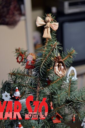 Egy karácsonyfa az elmúlt évekből: Áron szereti, ha a díszeknek története van