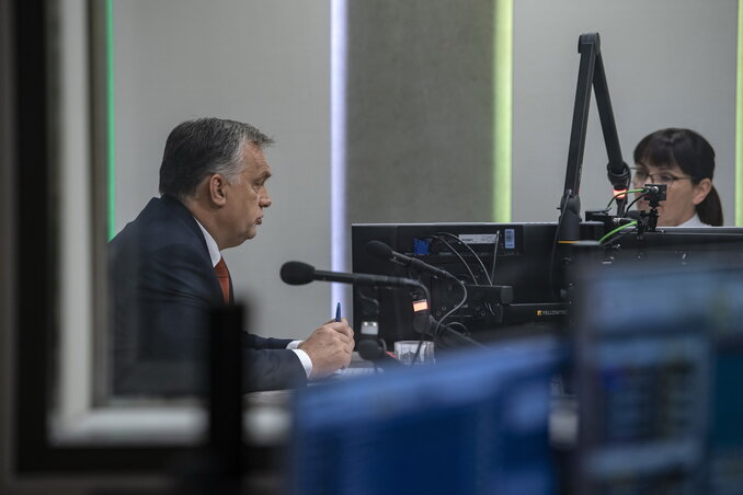 Orbán Viktor a Kossuth rádió stúdiójában (fotó: MTI)