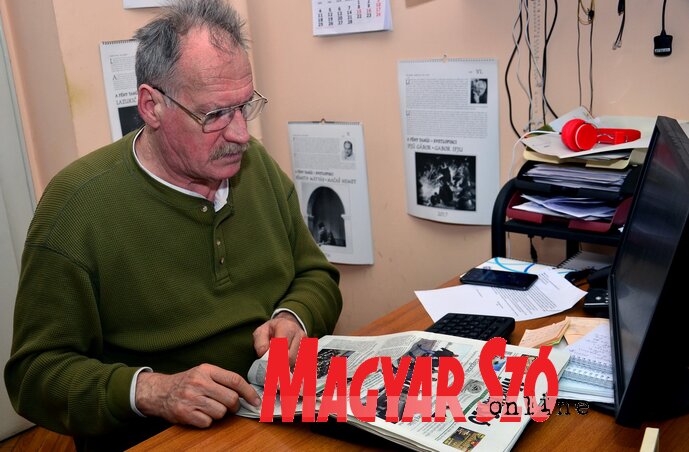 Minden nap újságolvasással kezdődik(Dávid Csilla felvétele) Minden nap újságolvasással kezdődik(Dávid Csilla felvétele)