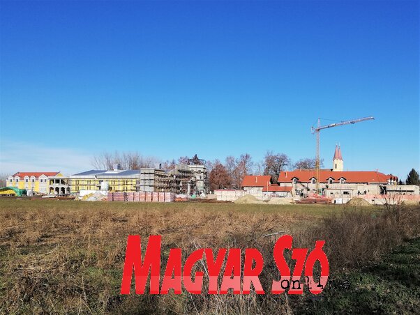 A bővülő kegyhely látképe (L. Móger Tímea fotója) A bővülő kegyhely látképe (L. Móger Tímea fotója)