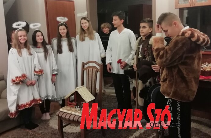 A beregszászi csoport a Penk család nappalijában A beregszászi csoport a Penk család nappalijában