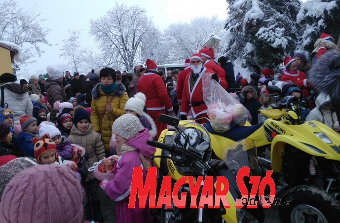A gyerekek a nagy motorok látványának éppúgy örültek, mint a Mikulás-csomagnak (Garbac Sarolta felvétele) A gyerekek a nagy motorok látványának éppúgy örültek, mint a Mikulás-csomagnak (Garbac Sarolta felvétele)