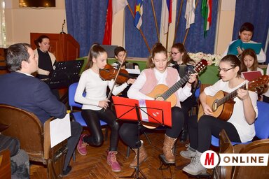 A csomagosztást gazdag szórakoztató műsor előzte meg (Puskás Károly felvétele)