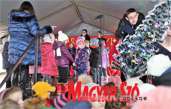 Az óvodások közösen díszítették fel a szimbolikus karácsonyfát (Lakatos János felvétele) Az óvodások közösen díszítették fel a szimbolikus karácsonyfát (Lakatos János felvétele)