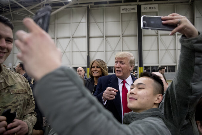 Katonák szelfiznek midőn Trump és neje meglátogatta a ramsteini légibázist (fotó: AP/Beta) Katonák szelfiznek midőn Trump és neje meglátogatta a ramsteini légibázist (fotó: AP/Beta)