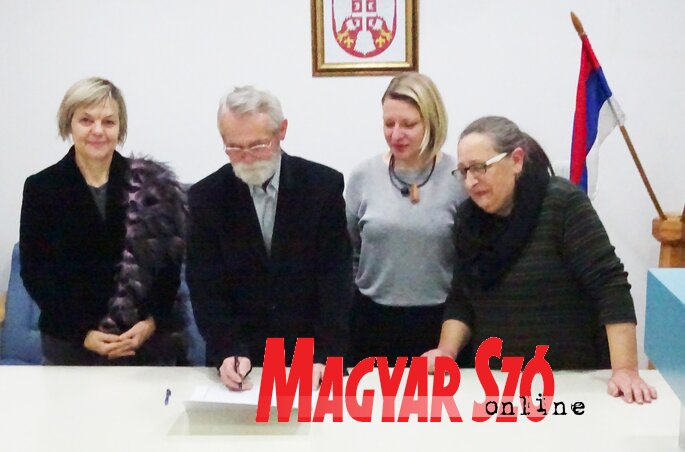 Đuro Žiga polgármester aláírja a nemek helyi szintű egyenjogúságáról szóló Európai Alapokmányt Temerin község vonatkozásában (Góbor Béla felvétele)