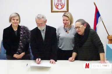 Đuro Žiga polgármester aláírja a nemek helyi szintű egyenjogúságáról szóló Európai Alapokmányt Temerin község vonatkozásában (Góbor Béla felvétele)