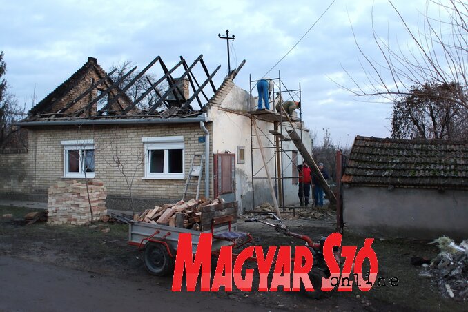 A család már megkezdte a romok eltakarítását (Lakatos János felvétele)