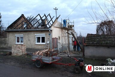 A család már megkezdte a romok eltakarítását (Lakatos János felvétele)