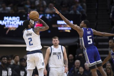 A sacramentói meccs három főszereplője: Irving dob, Fox védekezik, Dončić nézi (Fotó: Beta/AP)