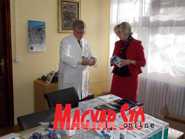 Dr. Vasas Mihály átveszi az adományokat Szabó Szilviától (fotó: Horváth Zsolt)