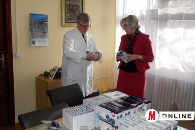 Dr. Vasas Mihály átveszi az adományokat Szabó Szilviától (fotó: Horváth Zsolt)