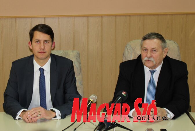 Dr. Pásztor Bálint és Kislinder Gábor a pénteki, topolyai sajtótájékoztatón (Tóth Péter felvétele)