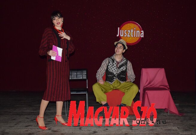 Pozsgai Zsófia és Csuvik Viktor az előadás egyik jelenetében (Horváth Szabolcs felvétele)
