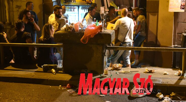 Az utcai bulizás rengeteg hulladékot termel, Ótos András kollégánk a tavalyi Exit-fesztivál ideje alatt fotózott Péterváradon