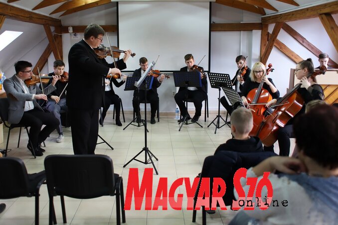 A Melódia Kamarazenekar: Gál József zenetanár és tanítványai (Lakatos János felvétele)