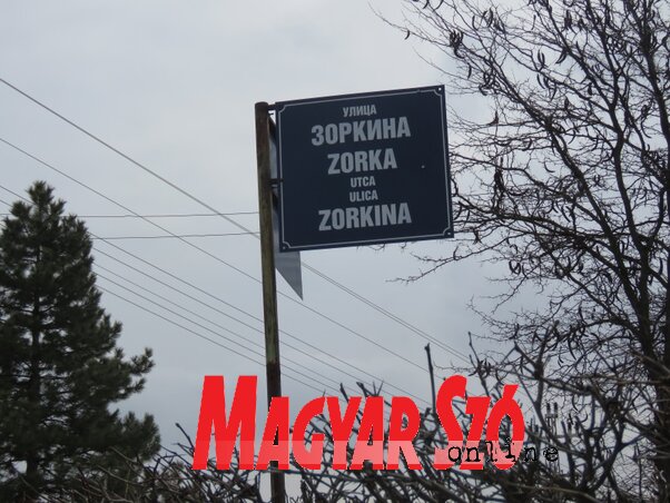 Új háromnyelvű utcatábla a Zorka utcában (Fotó: Patyi Szilárd)
