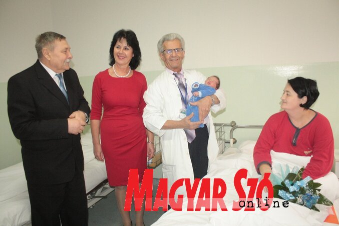 Olivér anyukájának gratulál Kislinder Gábor községi elnök, dr. Kálóczi Dóra, az egészségház igazgatónője, illetve dr. Muhareb Sela, a szülést levezető orvos (Fotó: Kazinczy Paszterkó Diana)