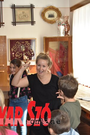 Nagy Karina szakkör közben Nagy Karina szakkör közben