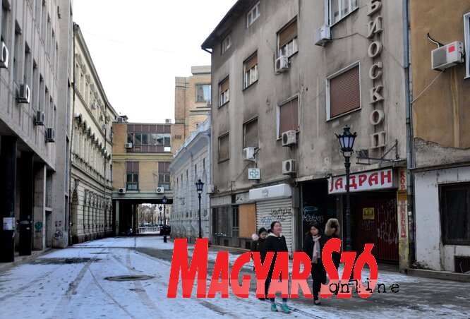 A városközpont egyik elrejtett utcájának felújítása hamarosan befejeződik, a Posta utcában az aszfalt helyett lapokkal borították az úttestet (Dávid Csilla felvétele)