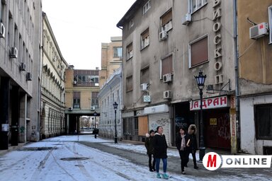 A városközpont egyik elrejtett utcájának felújítása hamarosan befejeződik, a Posta utcában az aszfalt helyett lapokkal borították az úttestet (Dávid Csilla felvétele)